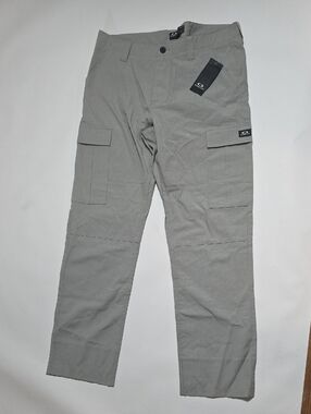 NWT Men’s Oakley “Vanguard Cargo Pant 2.0” size 34”x31” in a Sick! Stone Grey